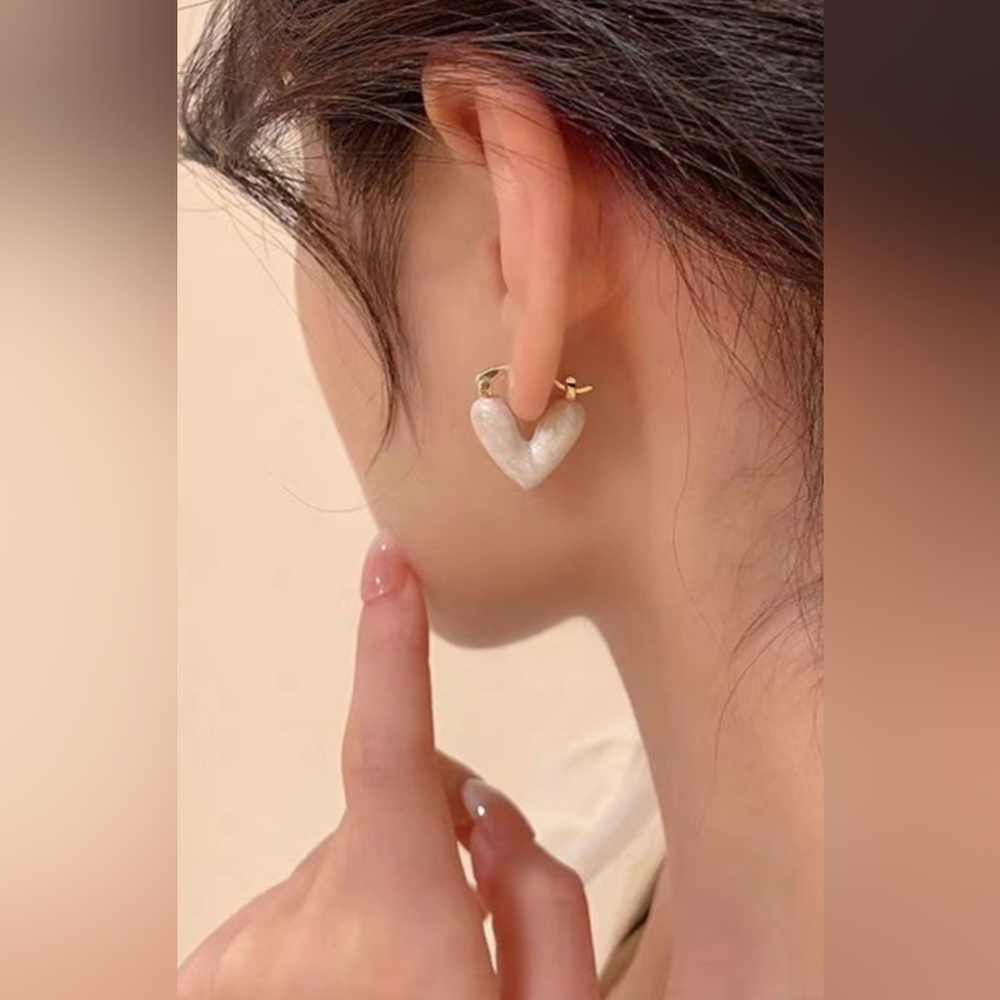 white shiny heart clip earrings ๐ค - Picture 2 of 4
